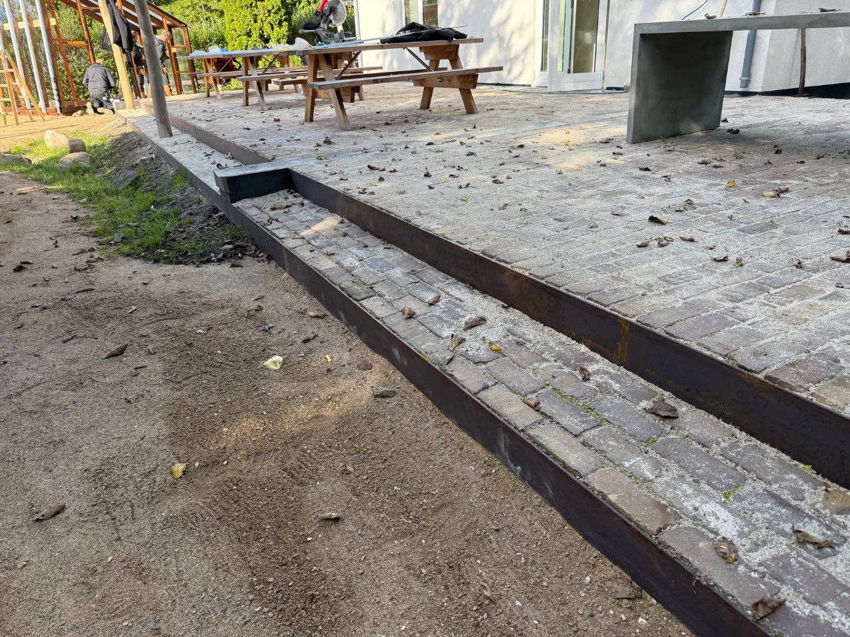 Bæredygtige løsninger med LAR, genbrugsklinker og legepladsinventar